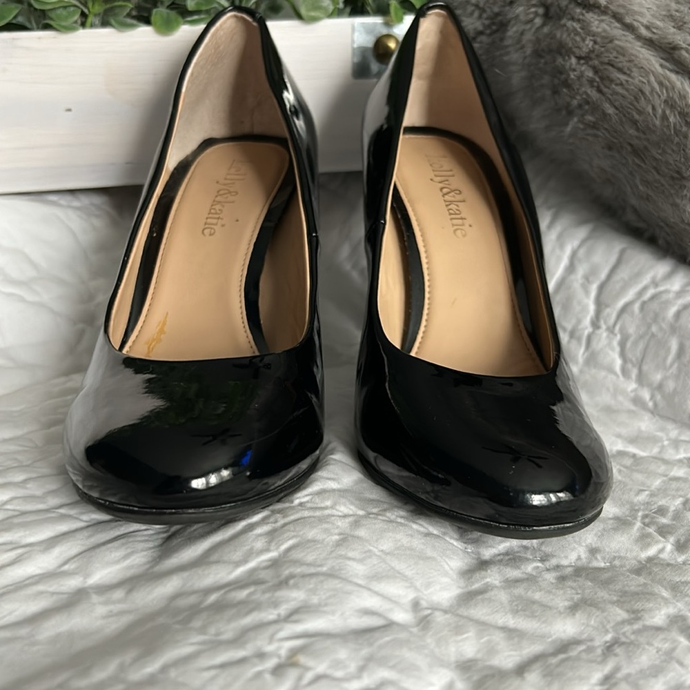 Kelly & Katie black pumps - Picture 4 of 9